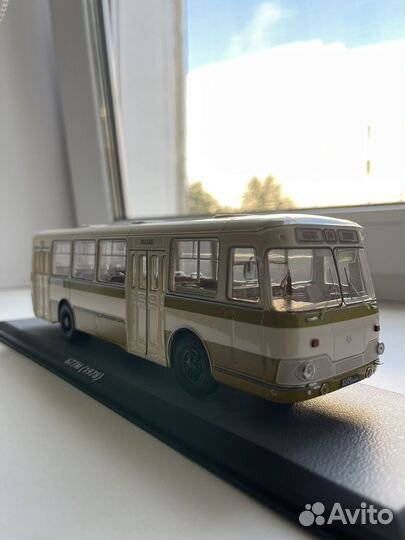 Модель автобуса Лиаз 677 Demprice 1:43