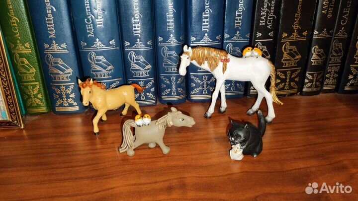 Статуэтки - лошадки и кот
