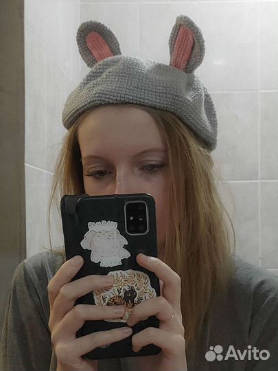 Берет с ушками зайчика вязаный