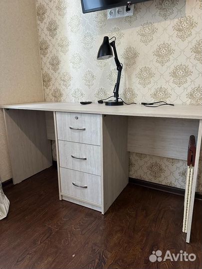 Письменный стол и шкаф