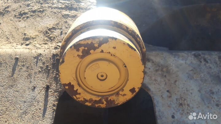 Каток поддерживающий Hitachi ZX330-3