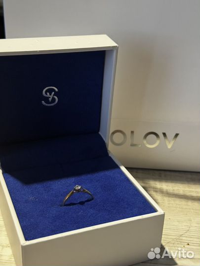 Кольцо с бриллиантом