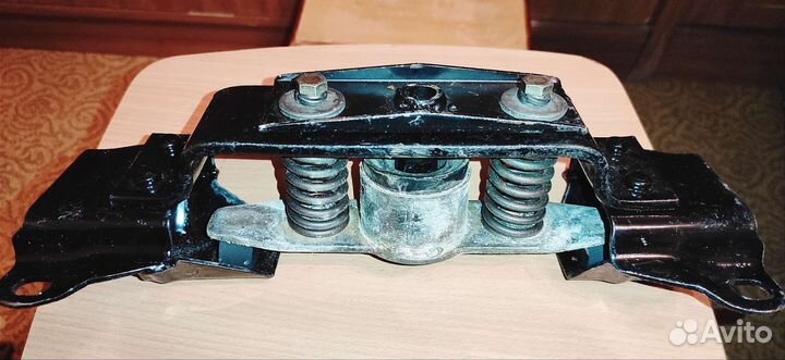 Траверса кпп Волга Г-3102, 2410 в сборе