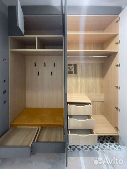 Шкаф в прихожей новый