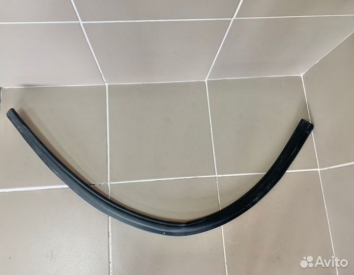 Уплотнительная резинка капота Renault Duster 2