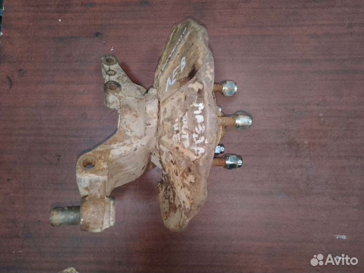 Кулак передний левый Mazda Protege