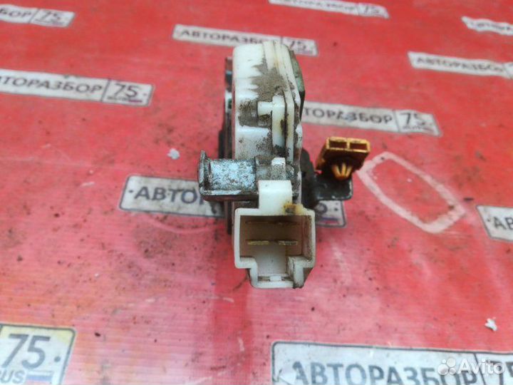 Замок двери задний левый Nissan Laurel HC34 RB20E