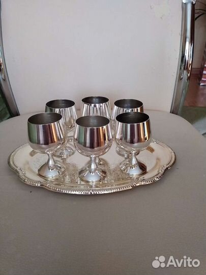 Поднос с рюмками