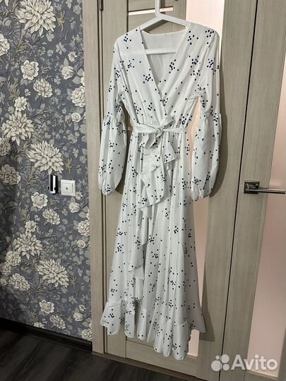 Летнее платье в горошек с разрезом