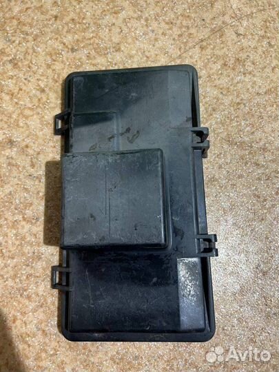 Крышка блока предохранителей Audi 100 С3 KP 1985