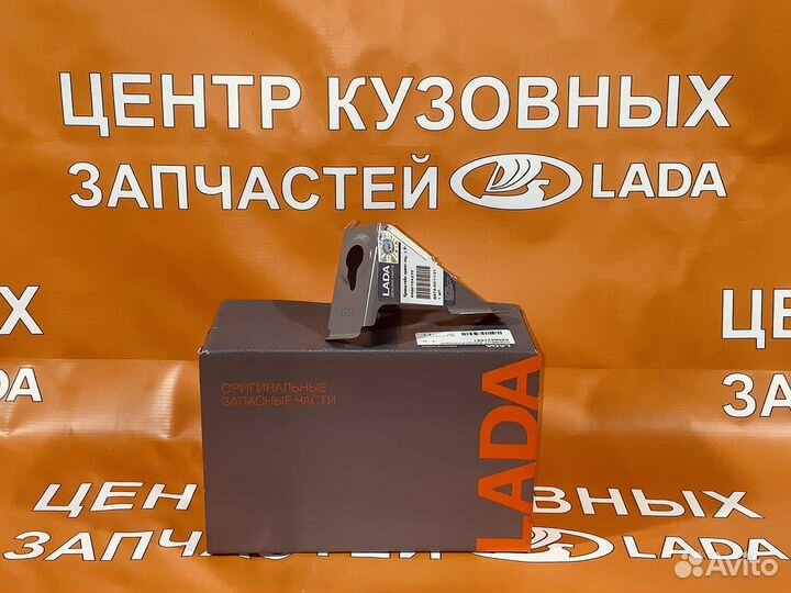 Кронштейн переднего буфера капота правый granta