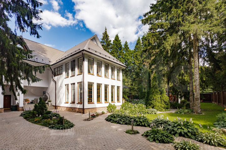 Дом 440 м² на участке 12,5 сот.