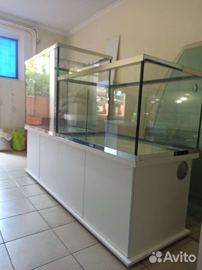 Аквариум для торговли живыми раками и живой рыбой