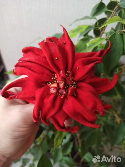 Брошь из натуральной кожи