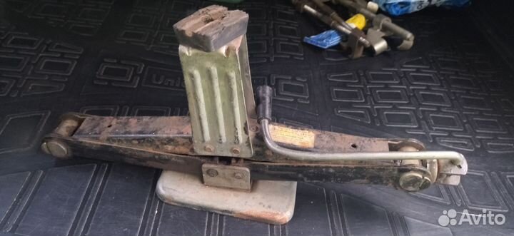 Домкрат винтовой