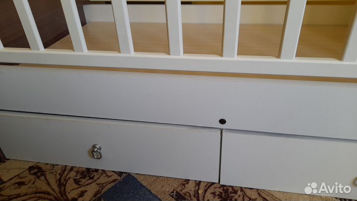 Детская кроватка с маятником и ящиком