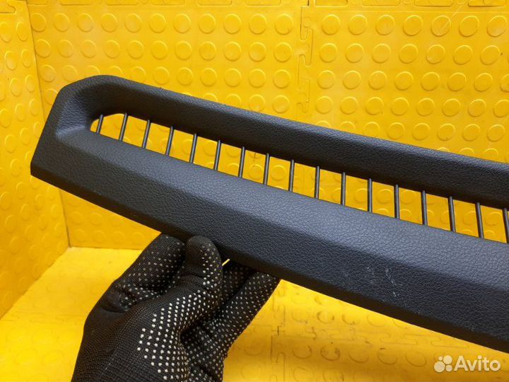 Б/У Дефлектор воздушный Есть мелкие царапины