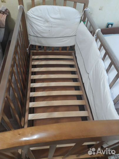 Продам детскую кроватку с маятникоми и стульчик