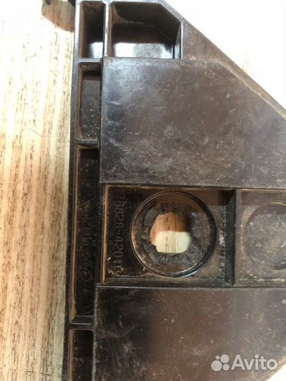 Кронштейн Toyota Rav4