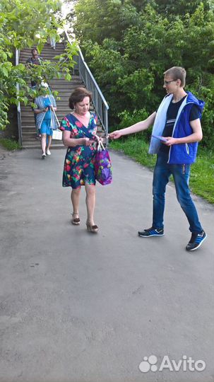 Промоутеры, громкоговоритель, раскладка листовок