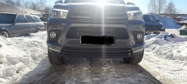 Накладка переднего бампера Toyota Hilux 8