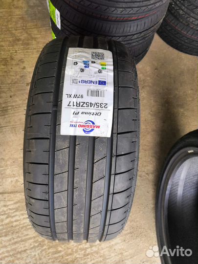 Massimo Ottima P1 235/45 R17 97W