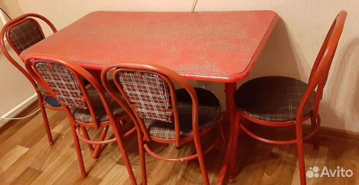 Стол и стулья