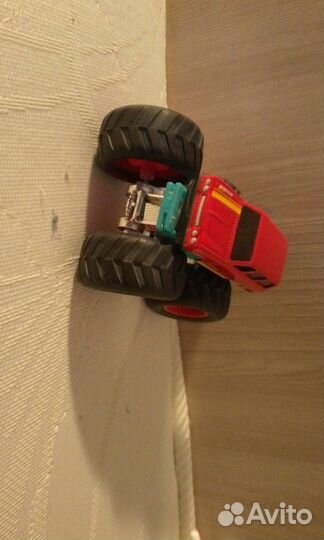 Машина поворачивается монстр трак