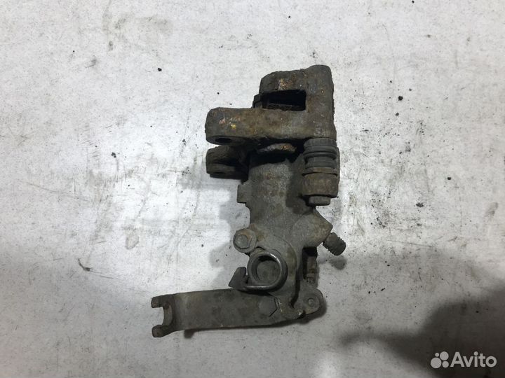 440018F800 Суппорт задний правый Nissan Primera 11