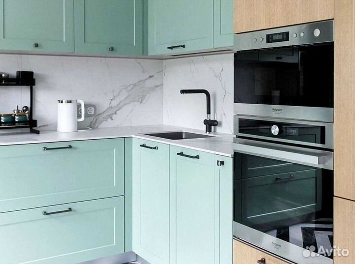 Кухонный гарнитур с каменным островом