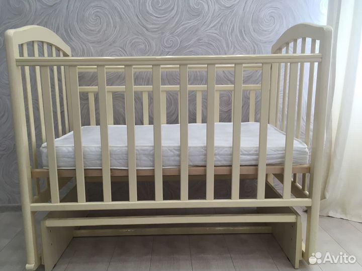 Детская кроватка и комод