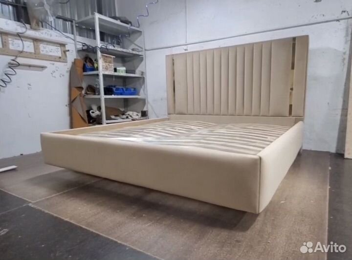 Кровать двухспальная с парящим эффектом