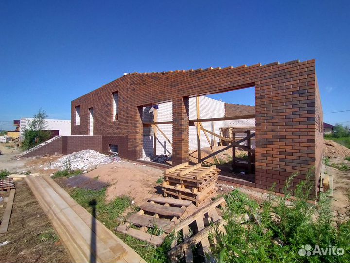 Каменщик с бригадой