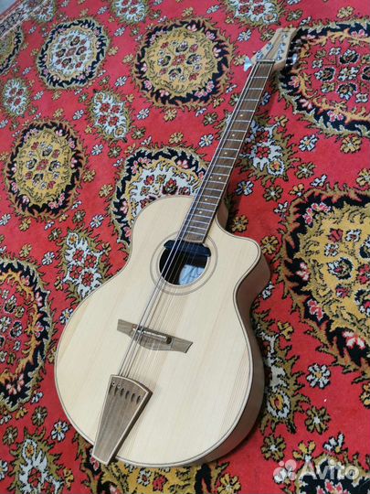 Акустическая гитара с басовыми струнами