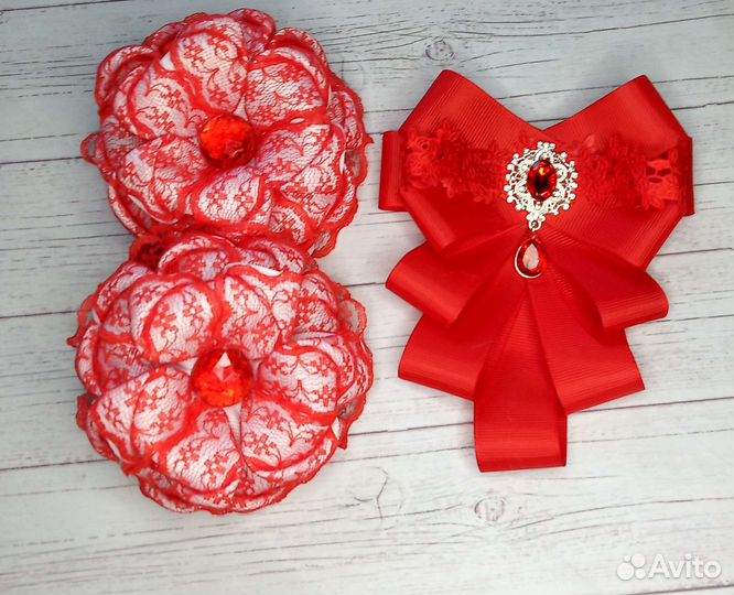 Красные школьные галстуки броши и банты