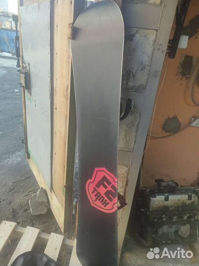 Сноуборд с креплением и ботинками