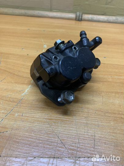 Передний правый суппорт Suzuki SkyWave AN400 ck44