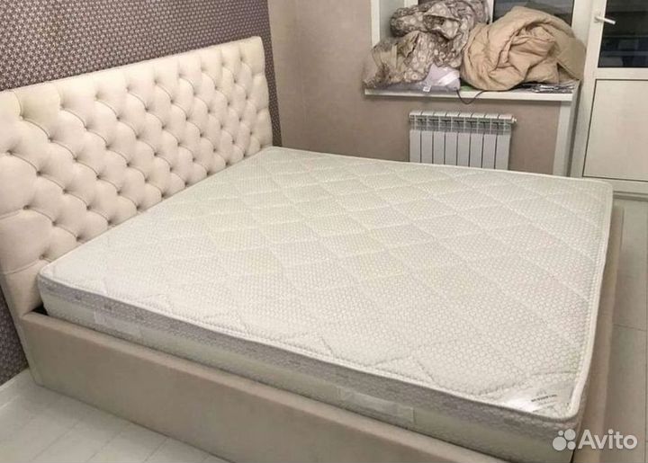 Кровать с молдингом