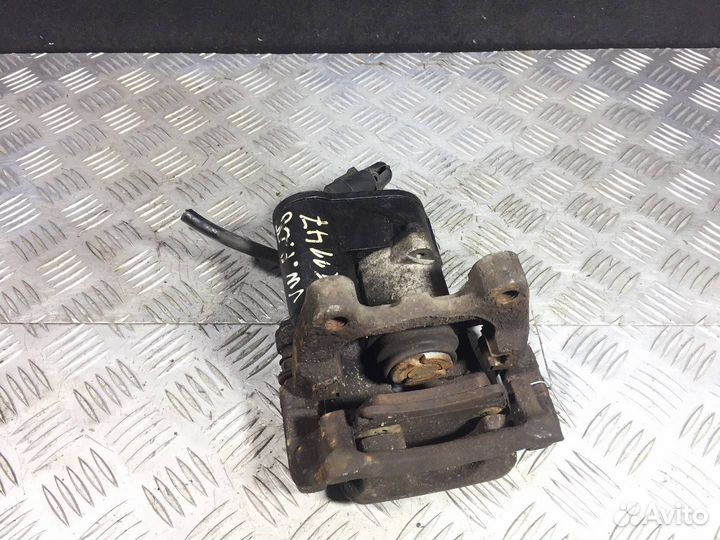 Суппорт тормозной задний левый Volkswagen Passat