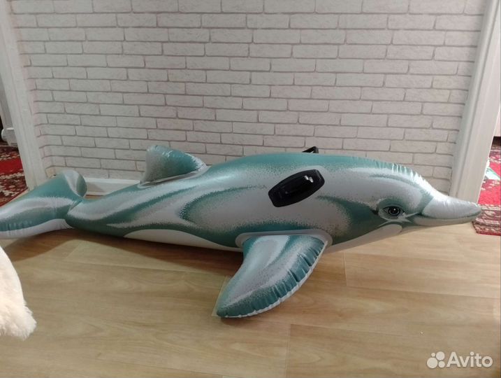 Надувной дельфин