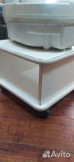 Подставка на колесиках