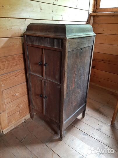 Старинная тумба-консоль от граммофона 