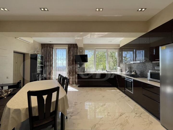 Дом 372 м² на участке 11,5 сот.