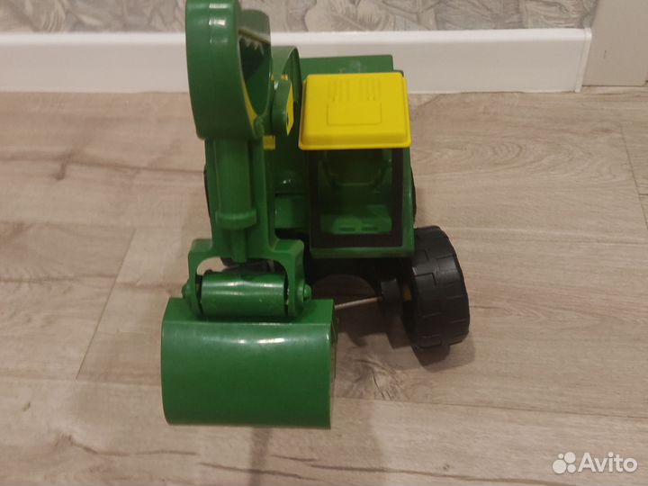 Большой большегрузный экскаватор