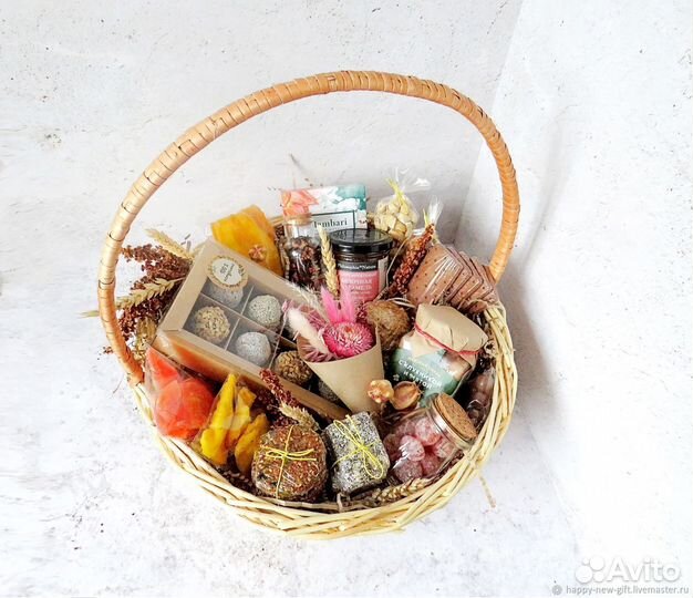 Подарочная корзина с домашними вкусняшками