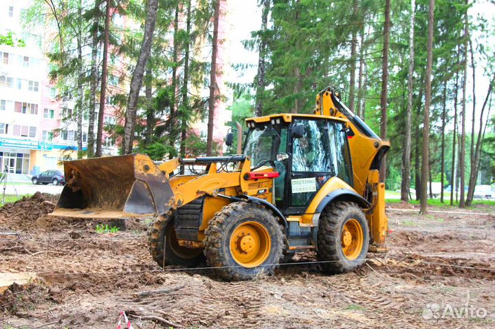 Машинист экскаватора-погрузчика Caterpillar