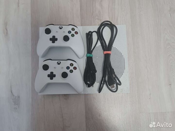 Xbox One s 1t с двумя геймпадами