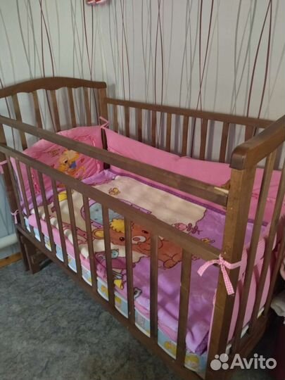 Детская кроватка с универсальным маятником