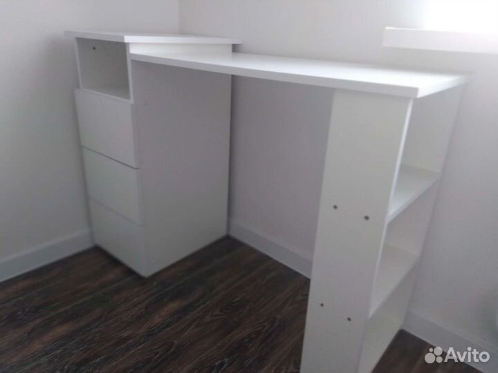 Компьютерный стол белый