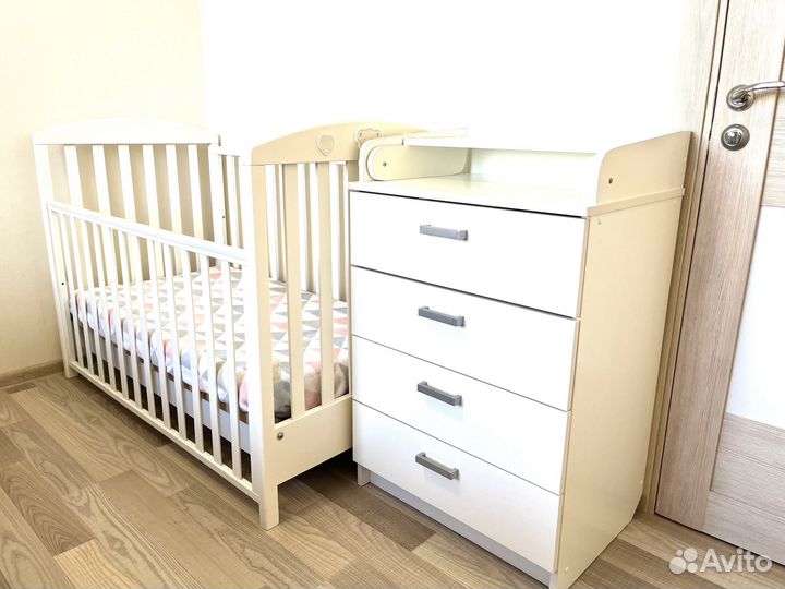 Детская кровать и пеленальный комод
